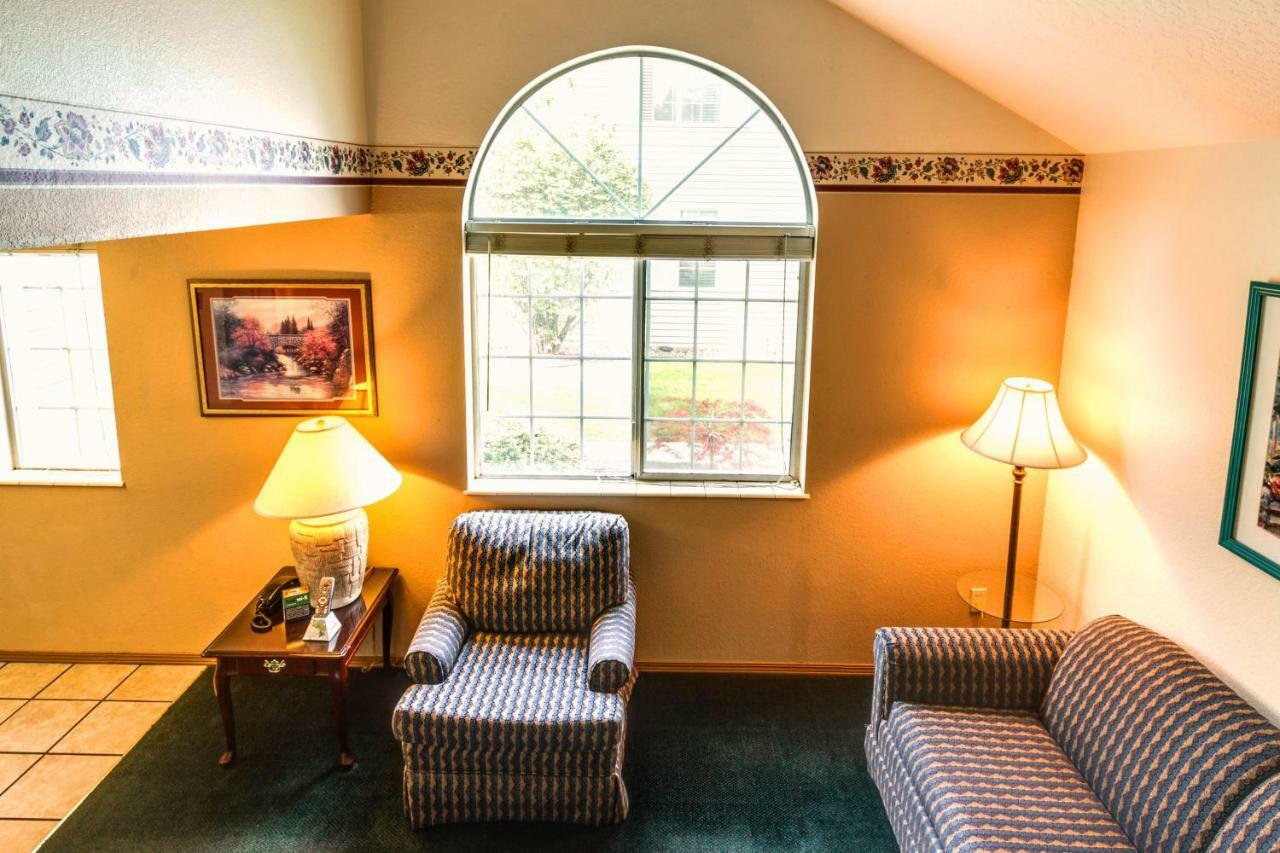 Turning Leaf Townhome Suites Fairwood Экстерьер фото