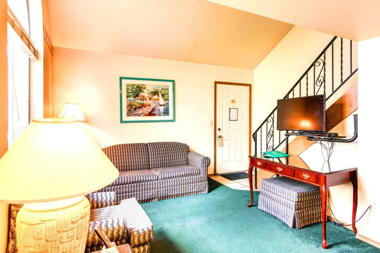 Turning Leaf Townhome Suites Fairwood Экстерьер фото