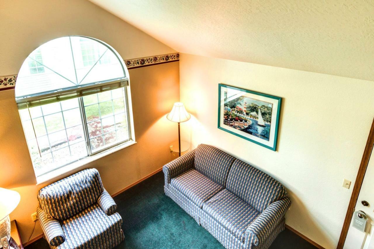 Turning Leaf Townhome Suites Fairwood Экстерьер фото